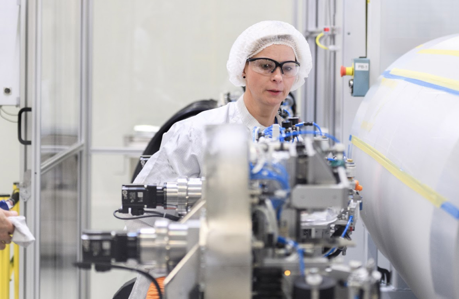 Investigadora en laboratorio tecnológico