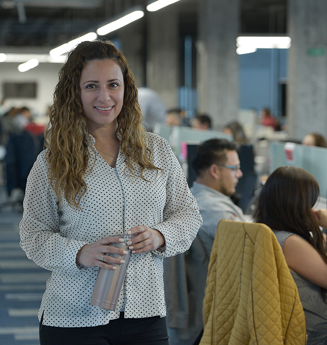 Mujer en oficinas de Vitro.